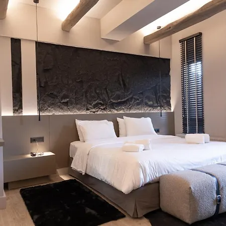 Anesis فندق كالافريتا